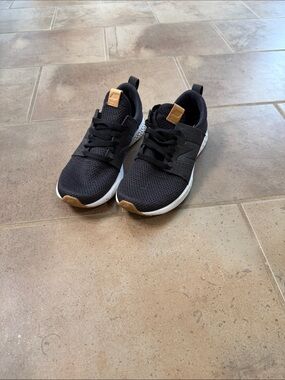 Reposhing—- New Balance Black Knit Sneakers with Brown Accents